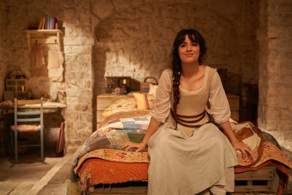 La star de 'Cendrillon' Camila Cabello dans le rôle de Cendrillon dans un article sur les Oscars 2022 Fan Favorite smiling sitting on the bed