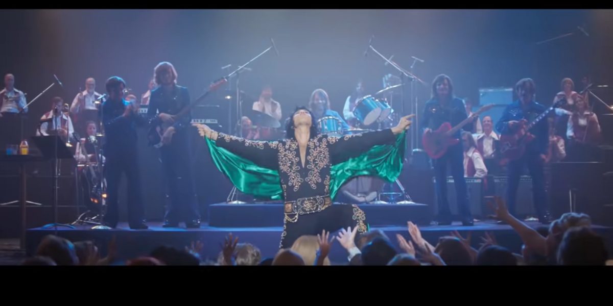 Austin Butler incarne le roi du rock and roll Elvis Presley.
