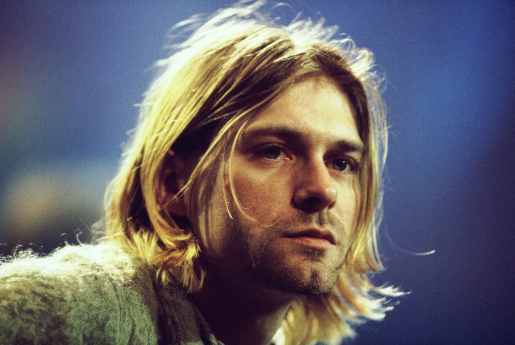 Kurt Cobain de Nirvana portant un pull