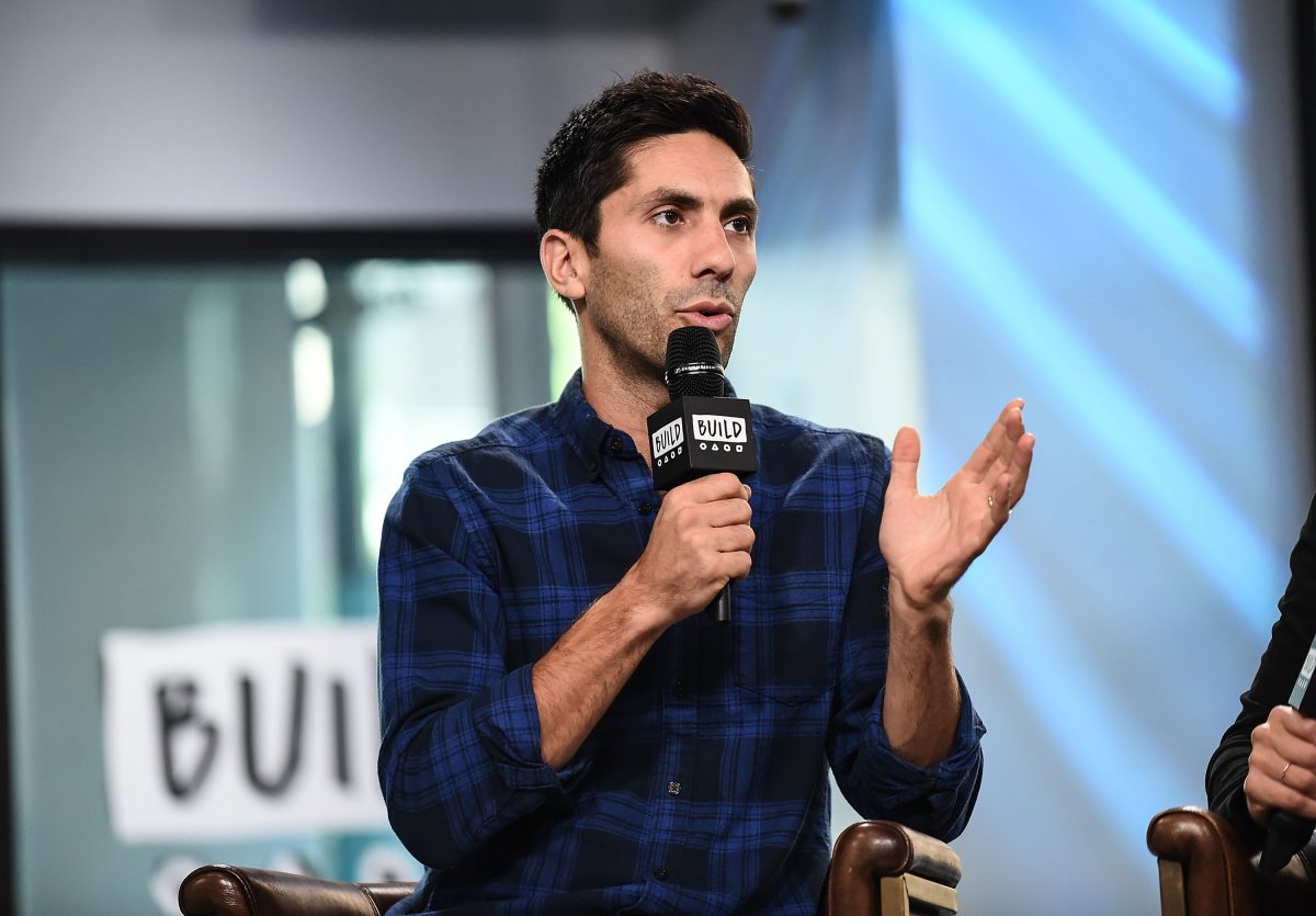 Nev Schulman tient un microphone tout en parlant sur la série BUILD d'AOL.