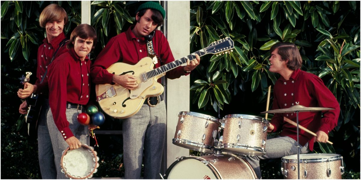 Les Monkees posent pour une photo publicitaire sur le plateau de l'émission télévisée The Monkees.