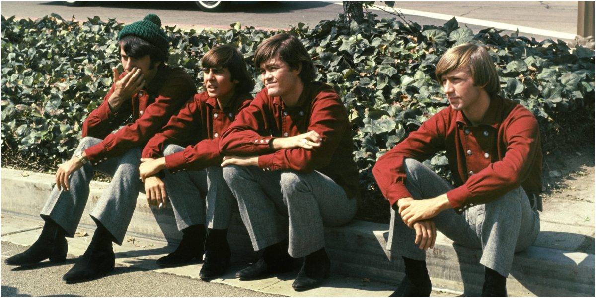 Le casting de Monkees est assis sur un trottoir dans une scène de la série.
