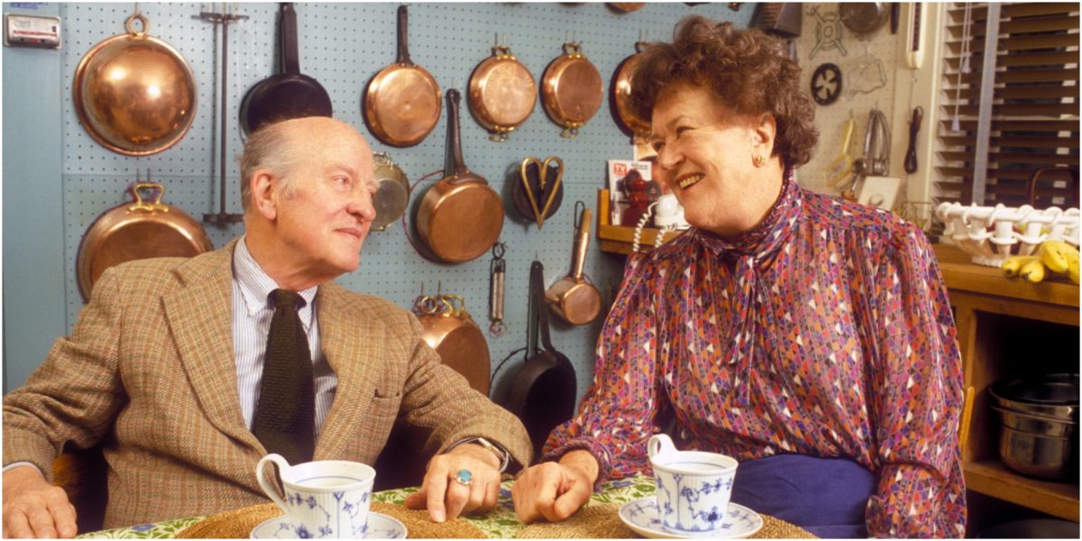 Julia et Paul Child sur une photo prise dans leur cuisine.