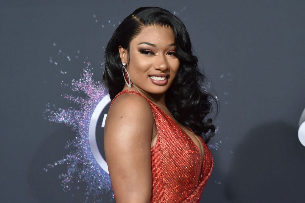 Megan Thee Stallion souriant pour une photo
