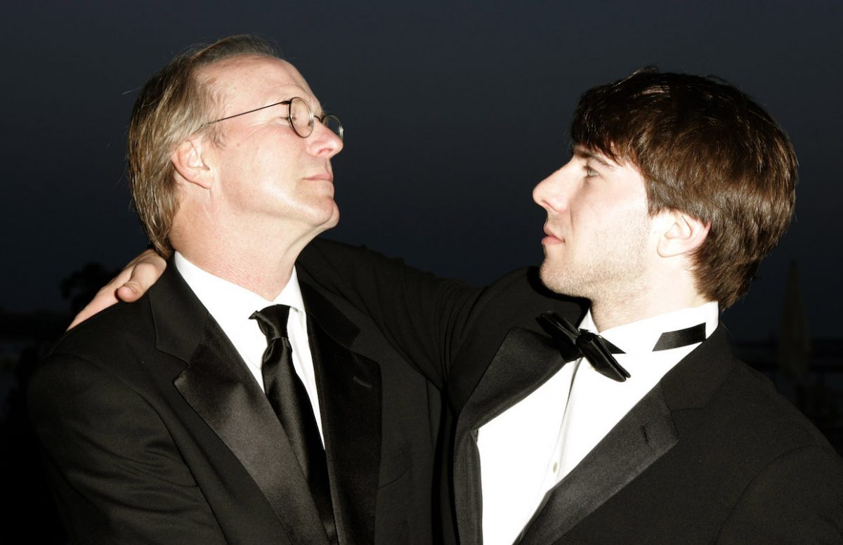 William Hurt regardant son fils, Alex, au Festival de Cannes.  Ils sont tous les deux habillés en smoking.