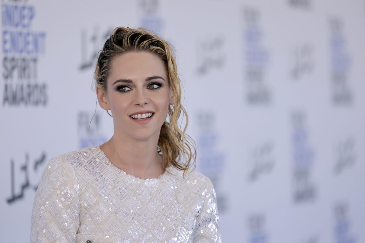 Kristen Stewart souriante pour une photo aux Film Independent Spirit Awards 2022