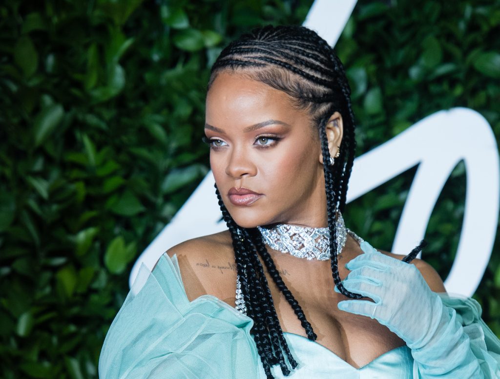 Rihanna devant un fond vert