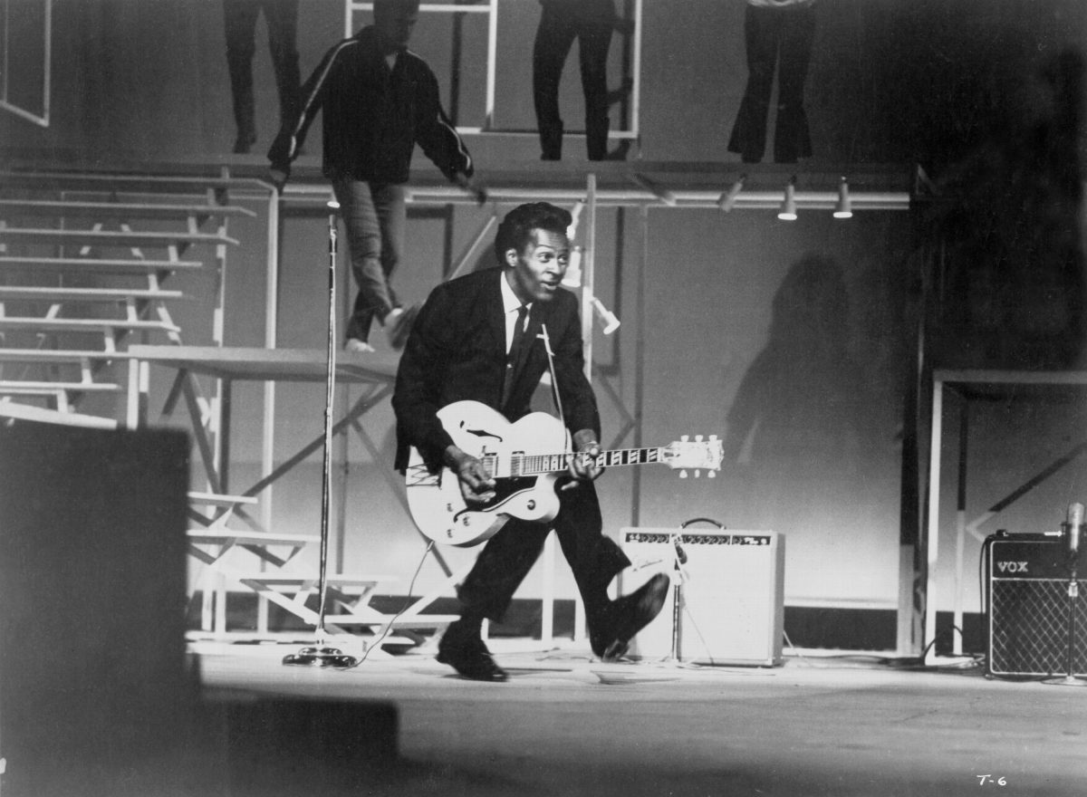 Chuck Berry jouant des chansons sur sa guitare