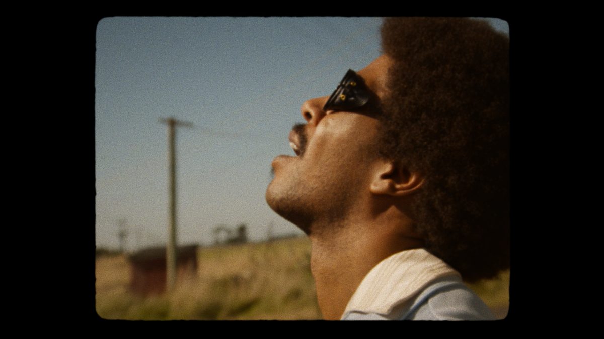 'X' Scott Mescudi dans le rôle de Jackson tenant sa tête en arrière avec des lunettes de soleil