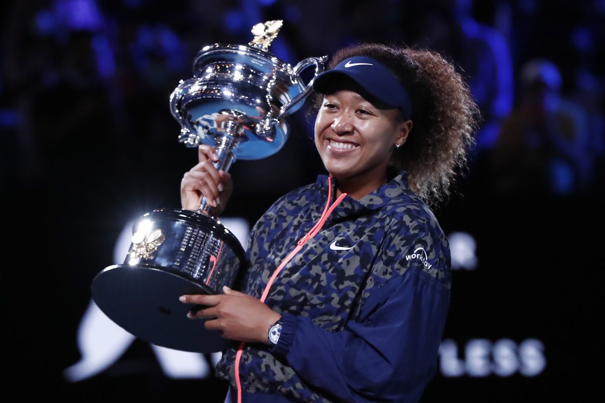 Naomi Osaka pose avec la Daphne Akhurst Memorial Cup après avoir remporté l'Open d'Australie