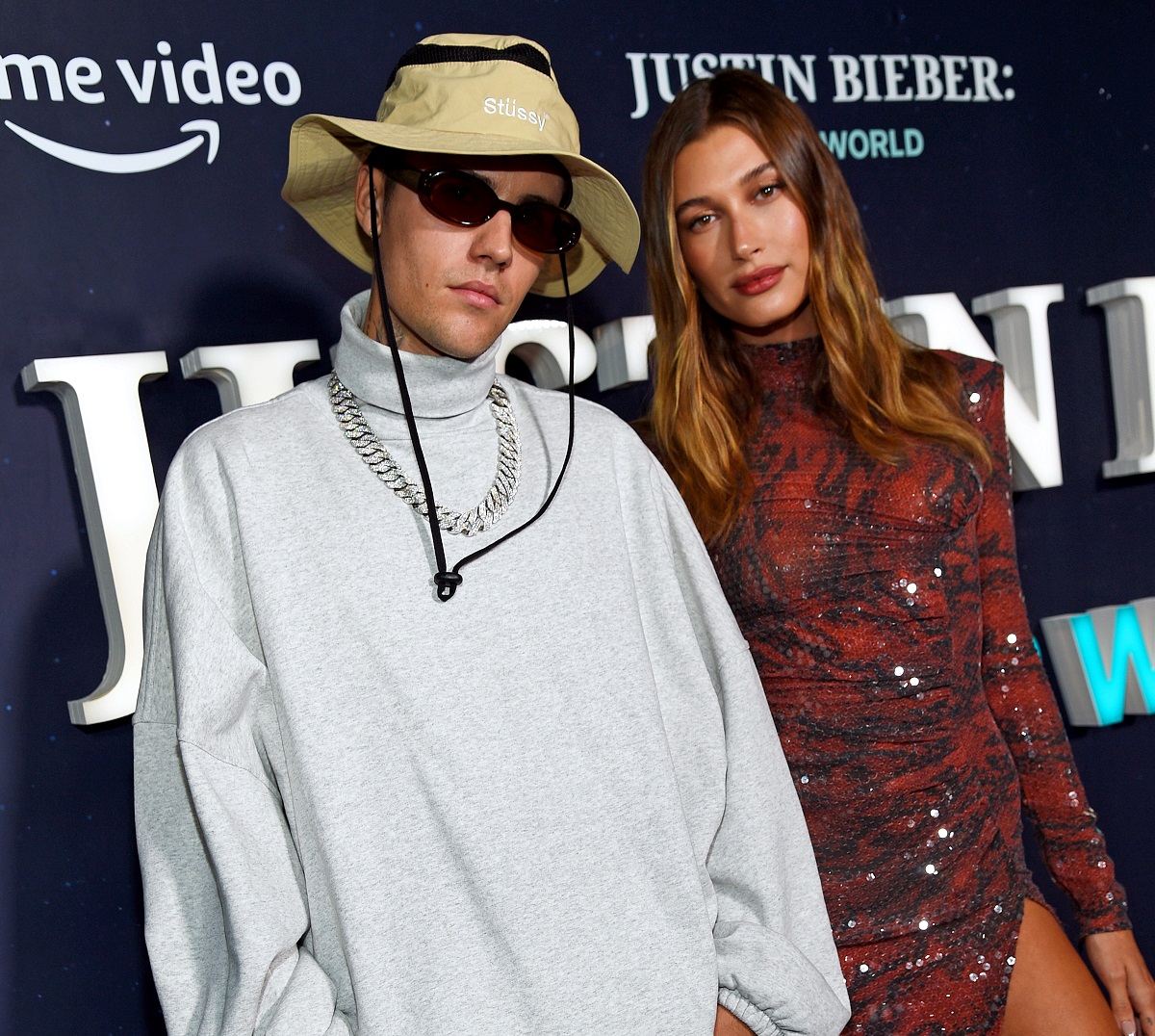 Justin Bieber et Hailey Bieber posent pour une photo sur le tapis lors de l'événement Justin Bieber Our World