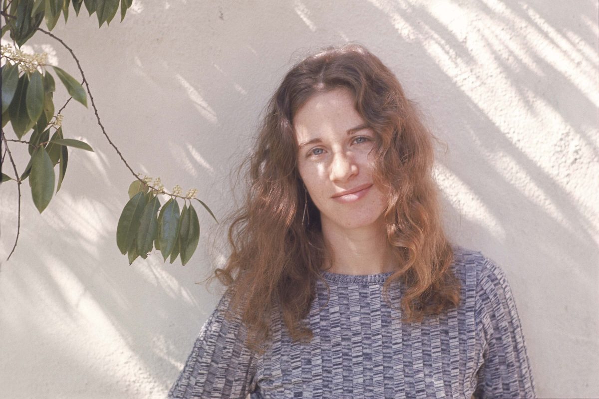 Carole King près d'une usine
