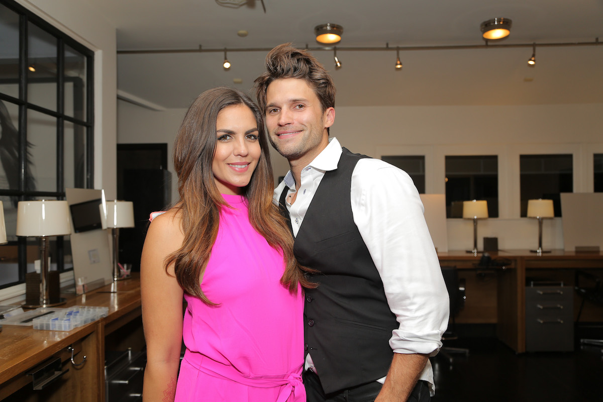 Katie Maloney et Tom Schwartz posent ensemble lors d'un événement.