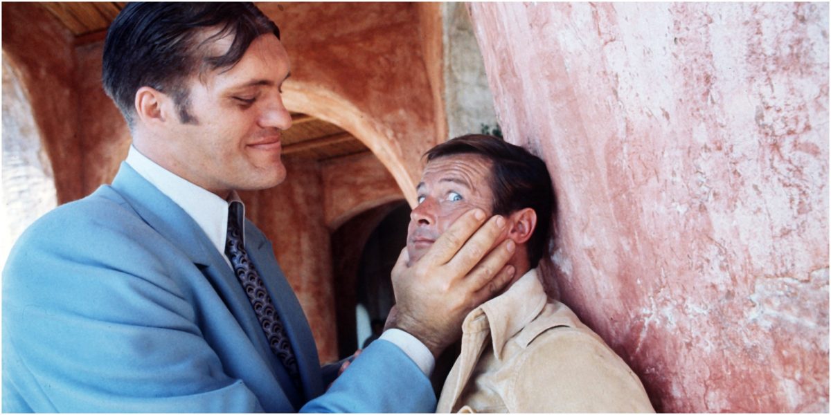 Richard Keil et Roger Moore dans L'espion qui m'aimait.