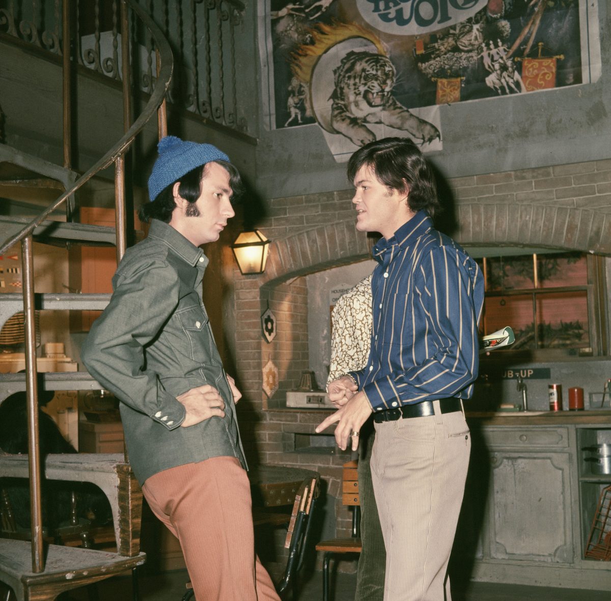 Mike Nesmith et Micky Dolenz des Monkees près des escaliers