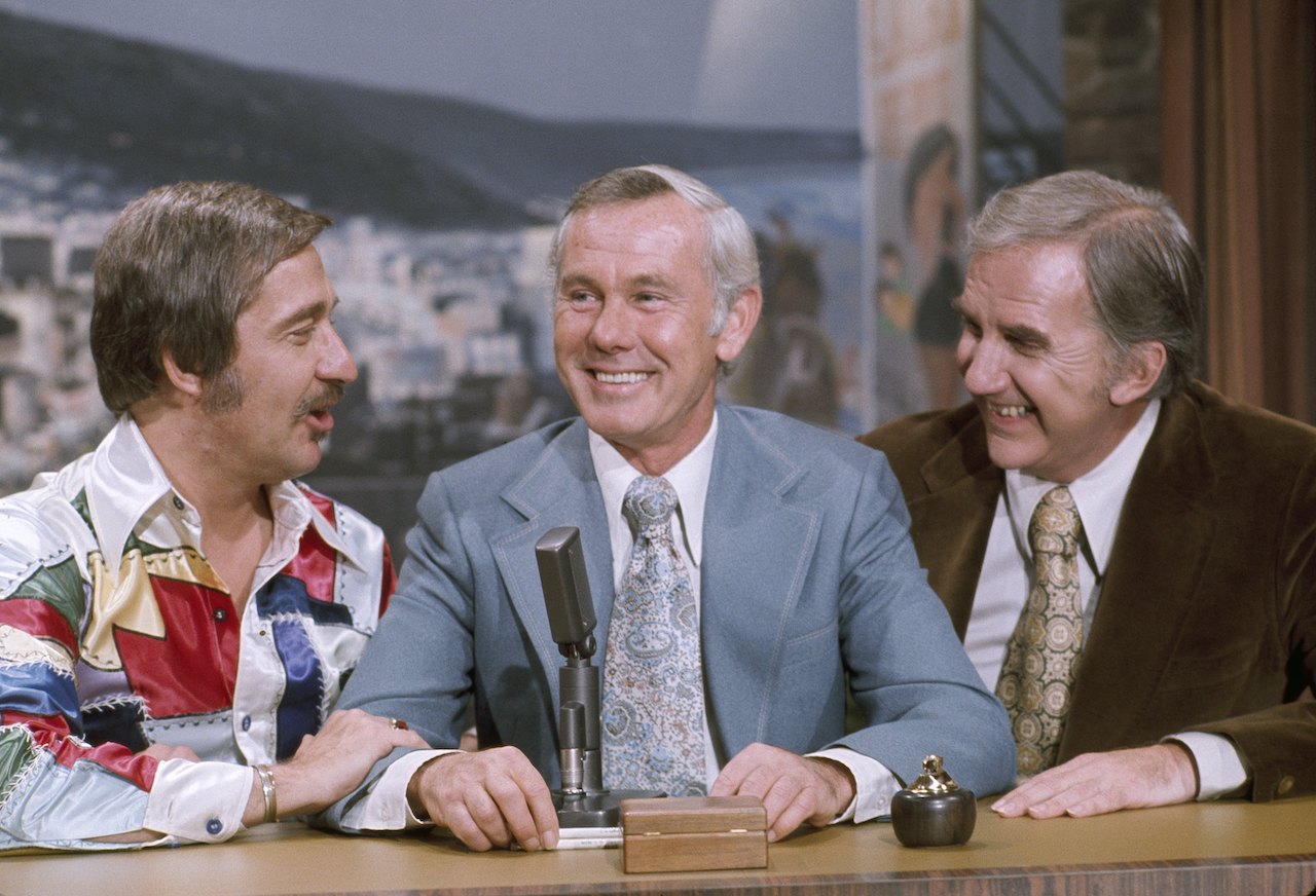 (LR) Doc Severinsen, Johnny Carson et Ed McMahon assis au bureau 'The Tonight Show'