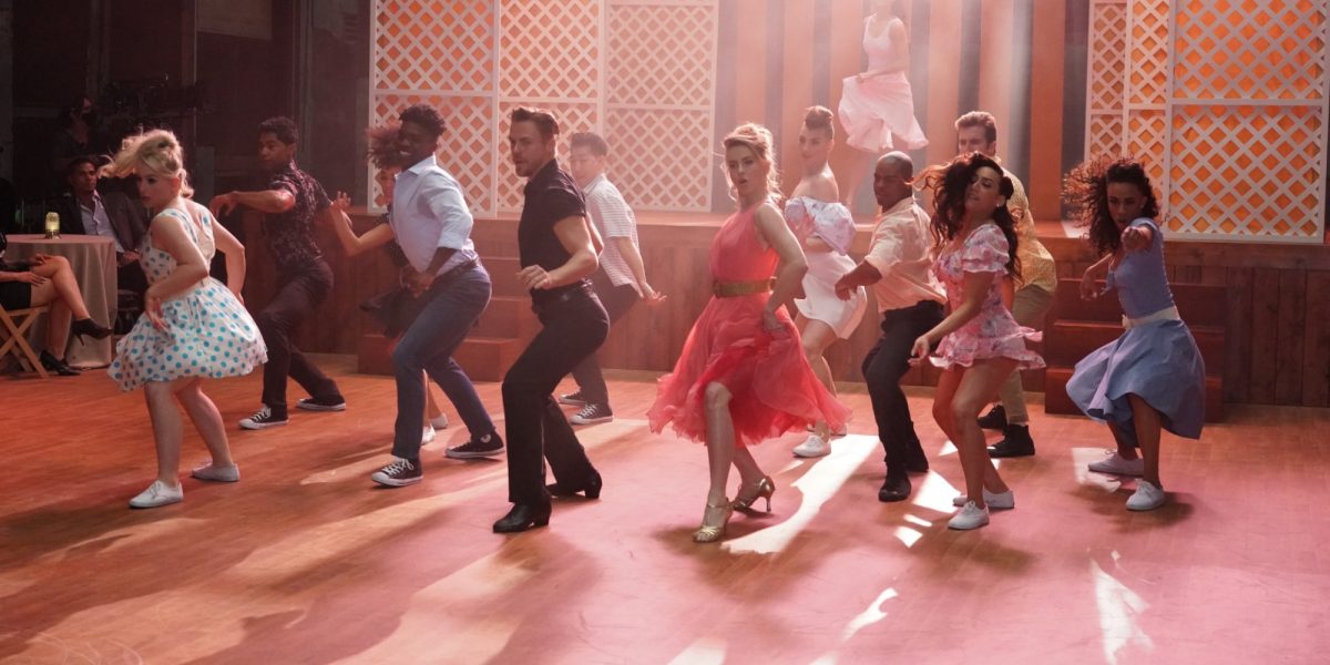 Derek et Julianne Hough se produisent pendant Step Into the Movies.