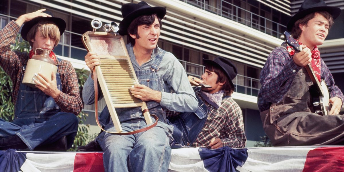 Le casting de Monkees comprend Davy Jones, Mike Nesmith, Mickey Dolenz et Peter Tork.
