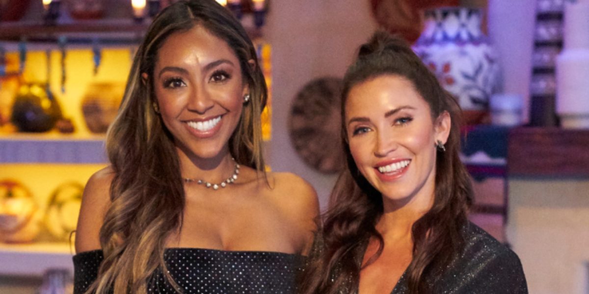 Tayshia Adams et Kaitlyn Bristowe sur le tournage de The Bachelorette.