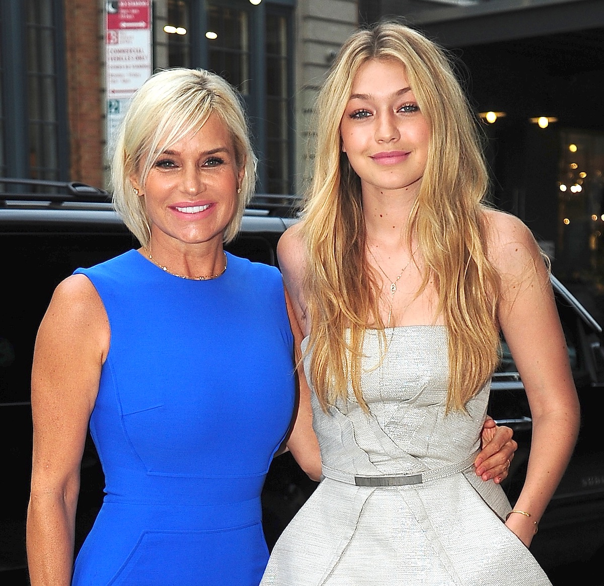Yolanda Hadid et Gigi Hadid posent ensemble et sourient.