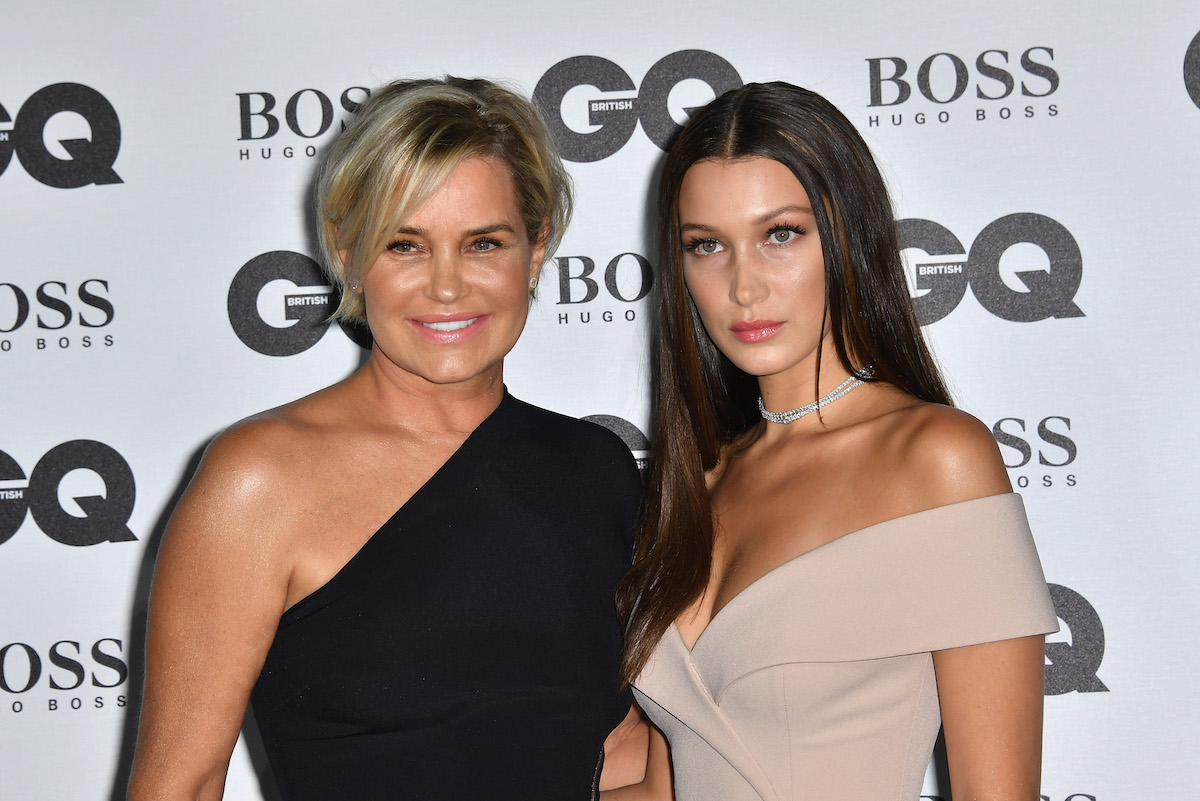 Yolanda Hadid et Bella Hadid posent ensemble lors d'un événement.