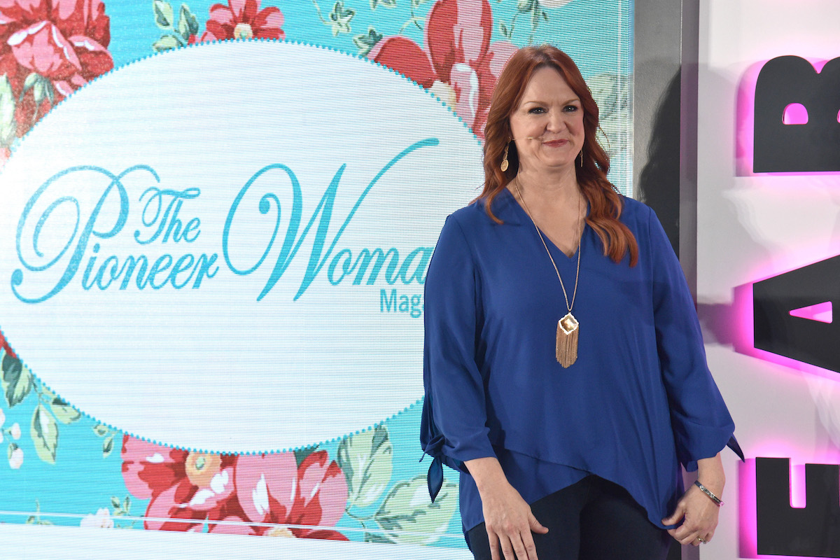 Ree Drummond sourit en portant une chemise bleue et un pantalon noir