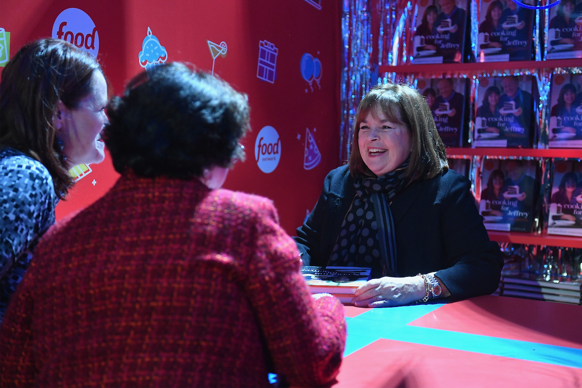 Barefoot Contessa Ina Garten sourit assis à une table parlant aux fans