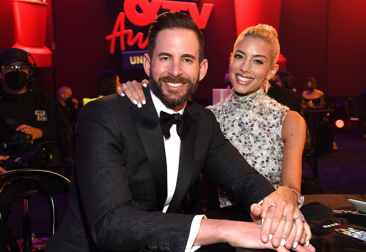 Tarek El Moussa et Heather Rae Young sont assis ensemble lors d'un événement.
