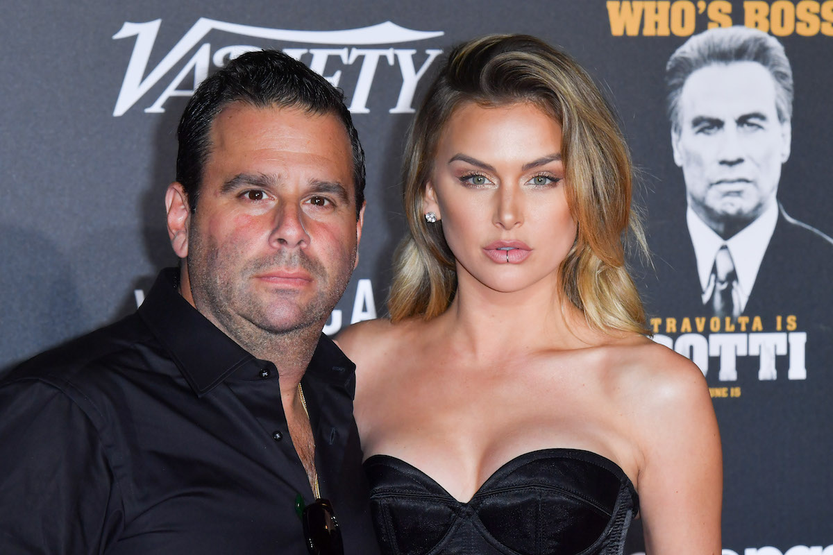 Randall Emmett et Lala Kent posent ensemble lors d'un événement.