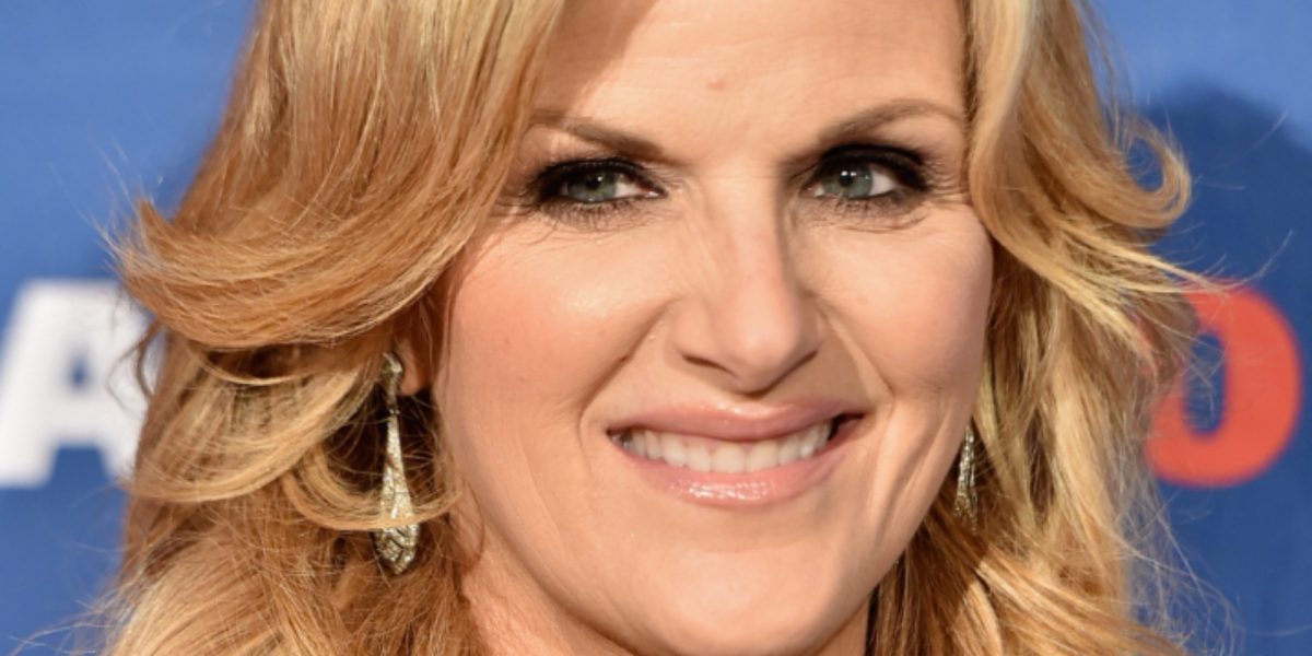 Trisha Yearwood pose sur le tapis rouge lors d'une conférence de presse.
