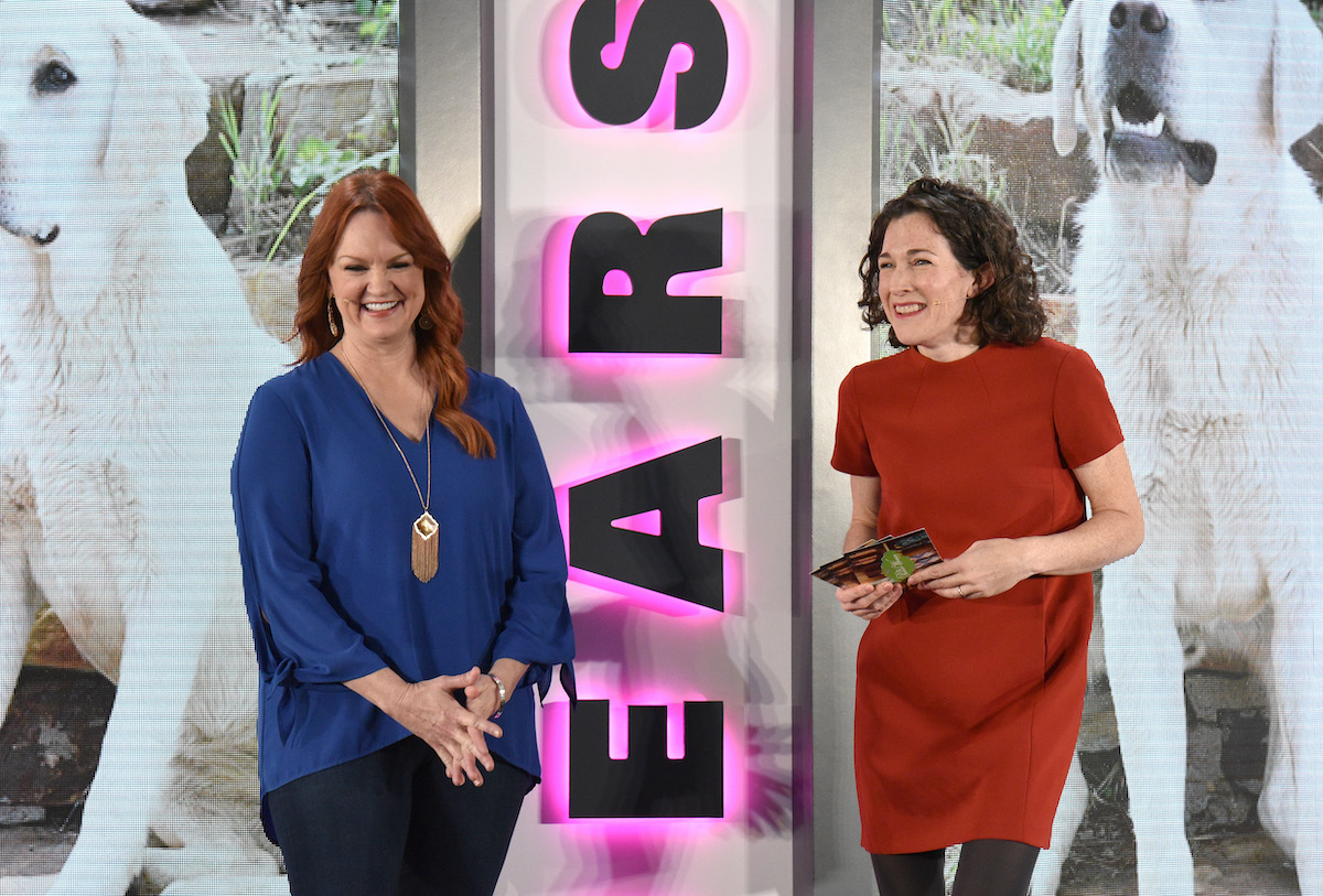 La pionnière Ree Drummond porte une chemise bleue debout près de Maile Carpenter dans une robe rouge à Heart Magazines' Unbound Access MagFront