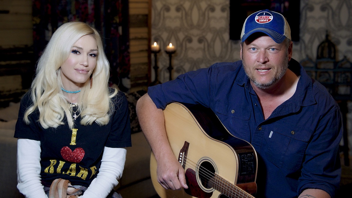 Capture d'écran de Gwen Stefani et Blake Shelton, propriétaires d'un ranch de l'Oklahoma, assis dans leur maison tout en apparaissant virtuellement dans 