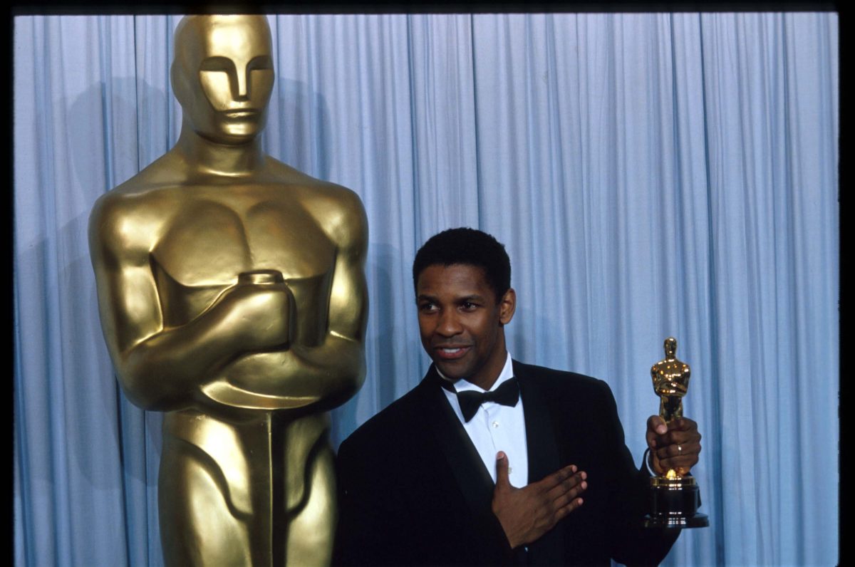 Denzel Washington se tient dans les coulisses de la 62e cérémonie des Oscars en 1990 après avoir remporté l'Oscar du meilleur acteur dans un second rôle pour Glory
