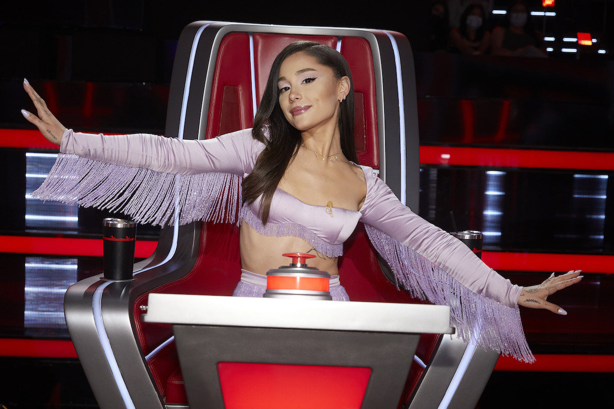 Ariana Grande pose sur le tournage de "The Voice".