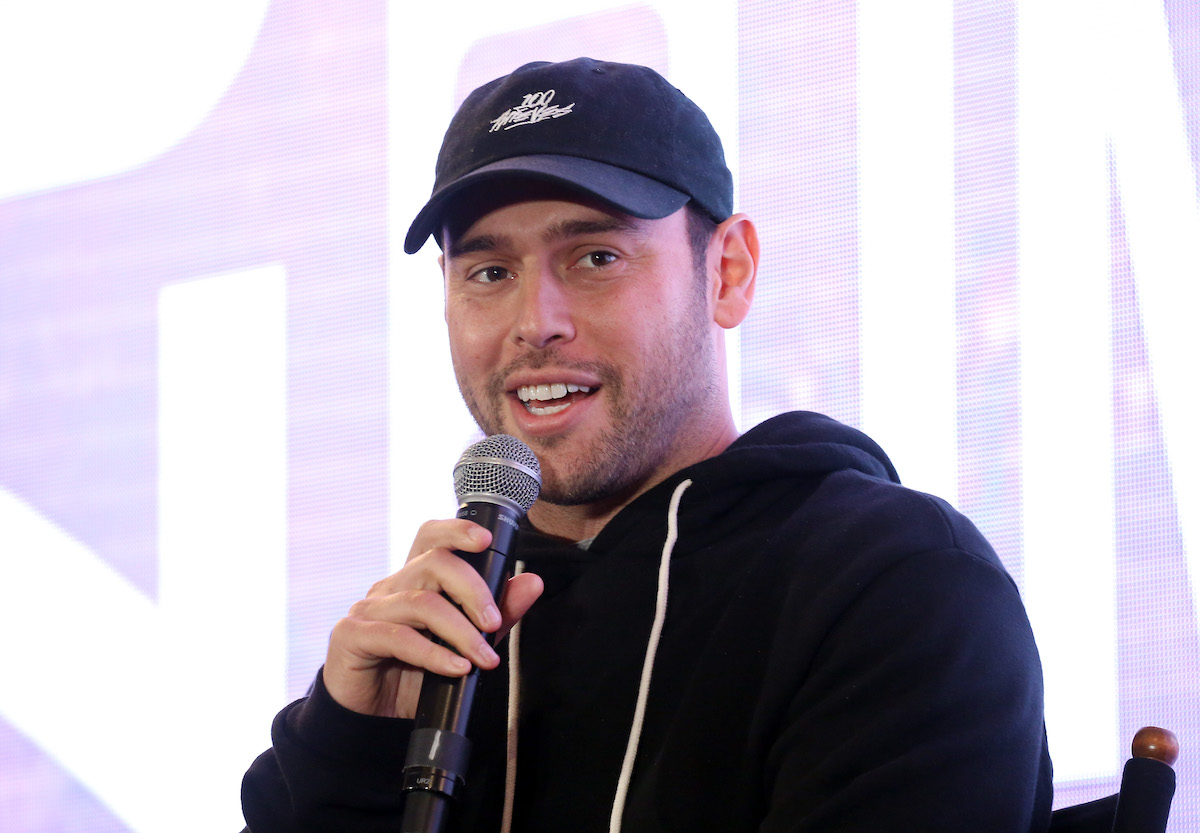Scooter Braun parle dans un microphone.