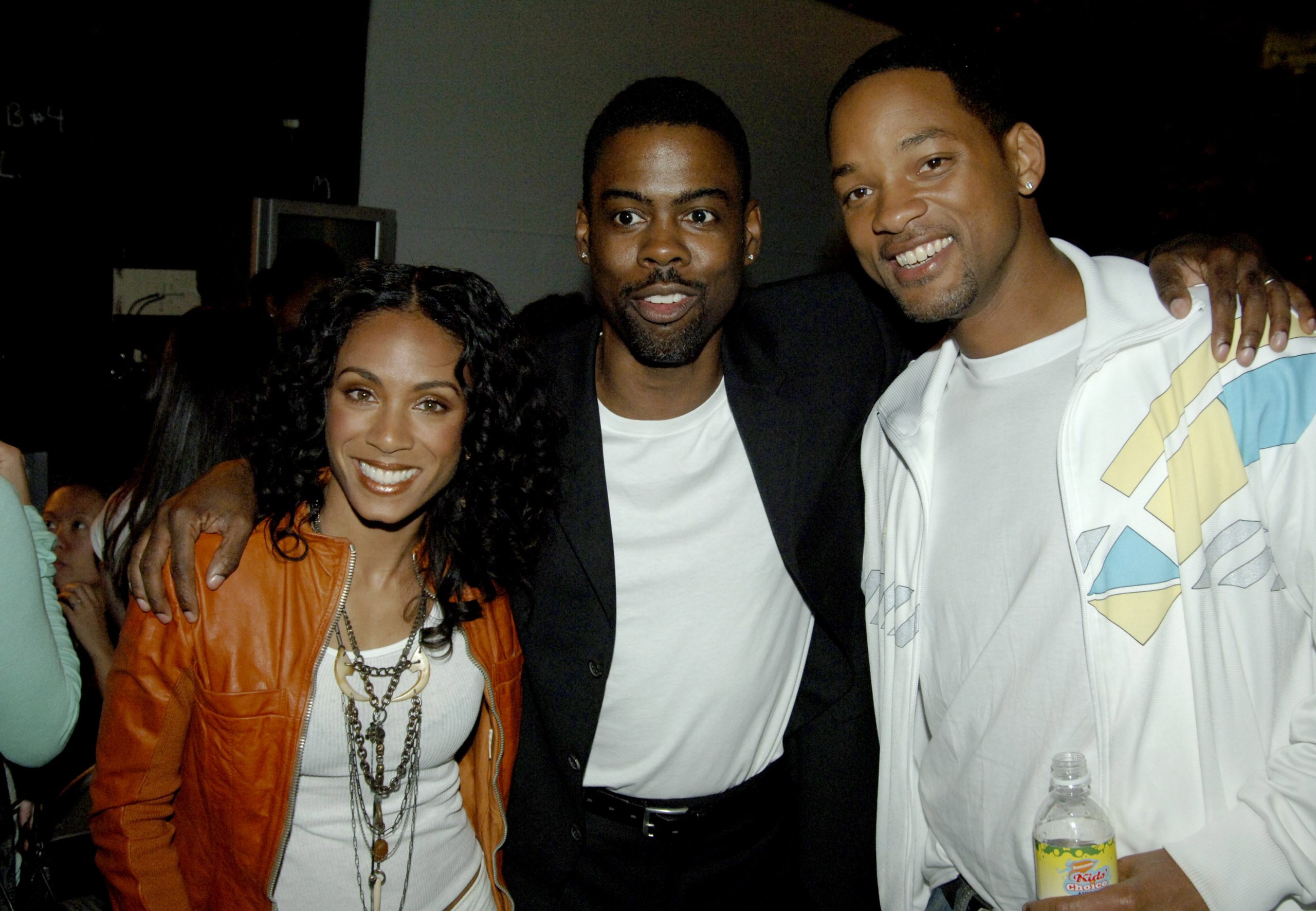 Jada Pinkett Smith, Chris Rock et Will Smith posent ensemble lors d'un événement.