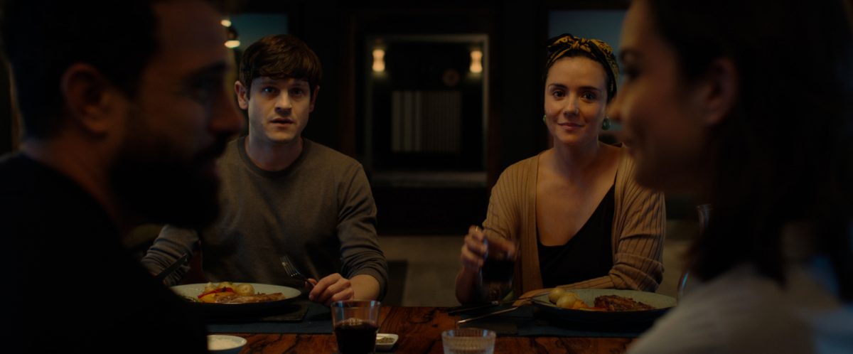 'Barbarians' Tom Cullen comme Lucas, Iwan Rheon comme Adam, Catalina Sandino Moreno comme Eva et Inès Spiridonov comme Chloé se regardant à table