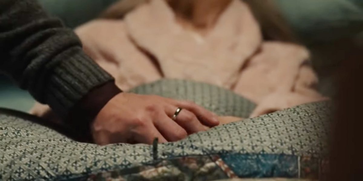 Kevin tient la main de sa mère Rebecca lors d'une capture d'écran de "C'est nous."