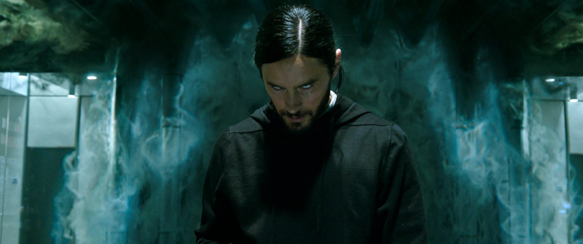 'Morbius' Jared Leto dans le rôle du Dr Michael Morbius avec des yeux blancs regardant sous son front portant un sweat à capuche noir