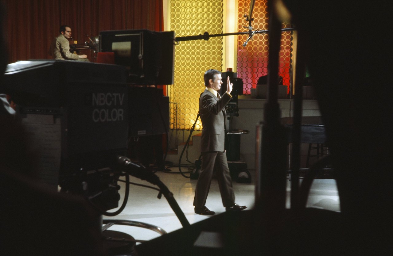 Johnny Carson salue le public sur le tournage de 