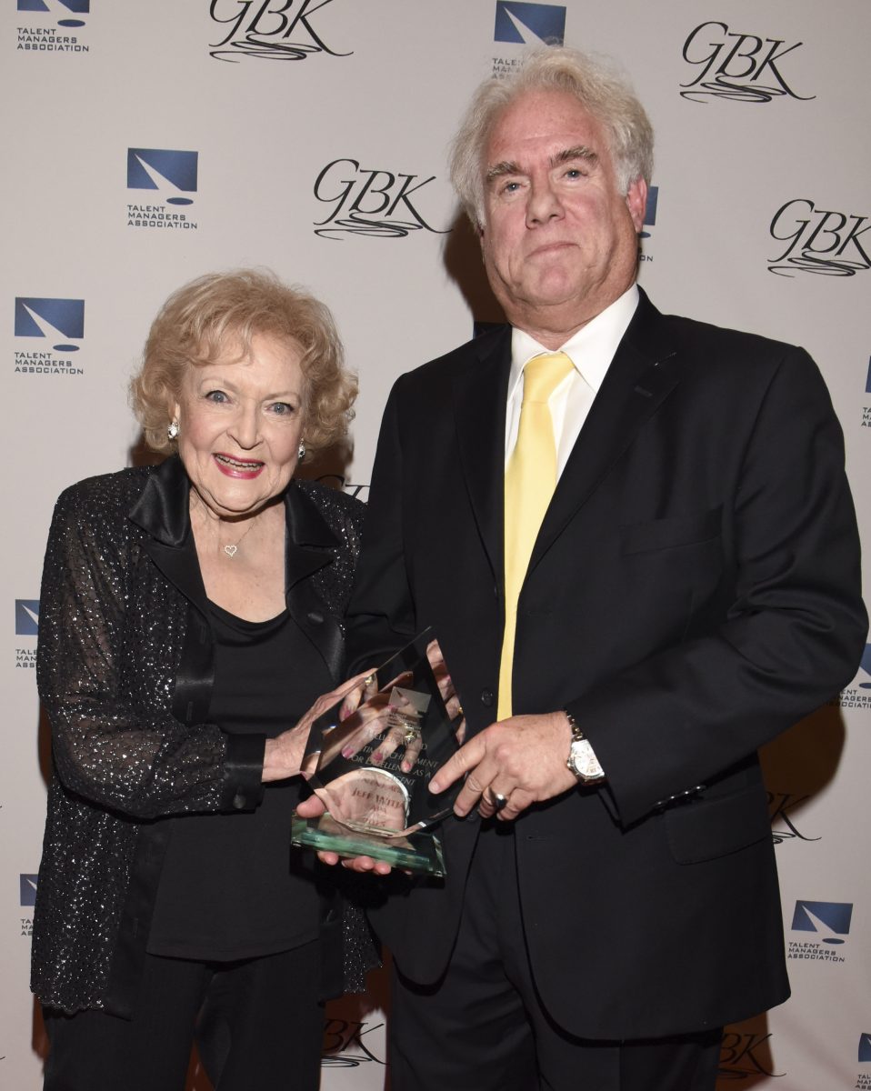Betty White et son agent Jeff Witjas tenant le prix de l'acteur aux TMA Heller Awards