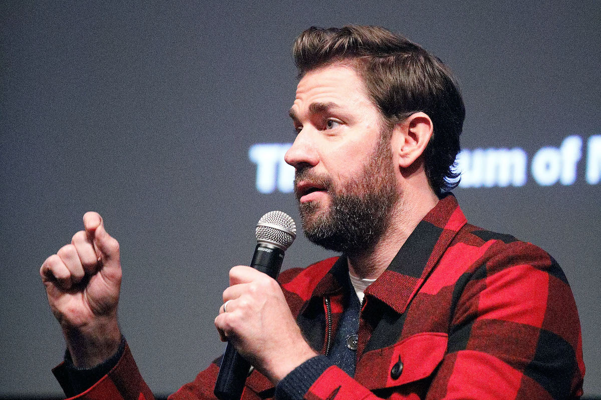 John Krasinski parle en tenant un microphone