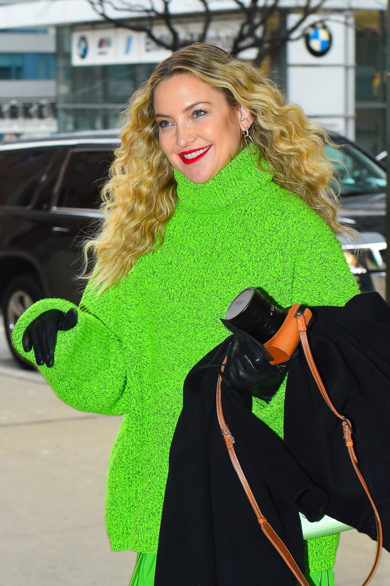 Kate Hudson, propriétaire d'une maison Pacific Palisades, souriante dans une tenue vert citron alors qu'elle arrive au 