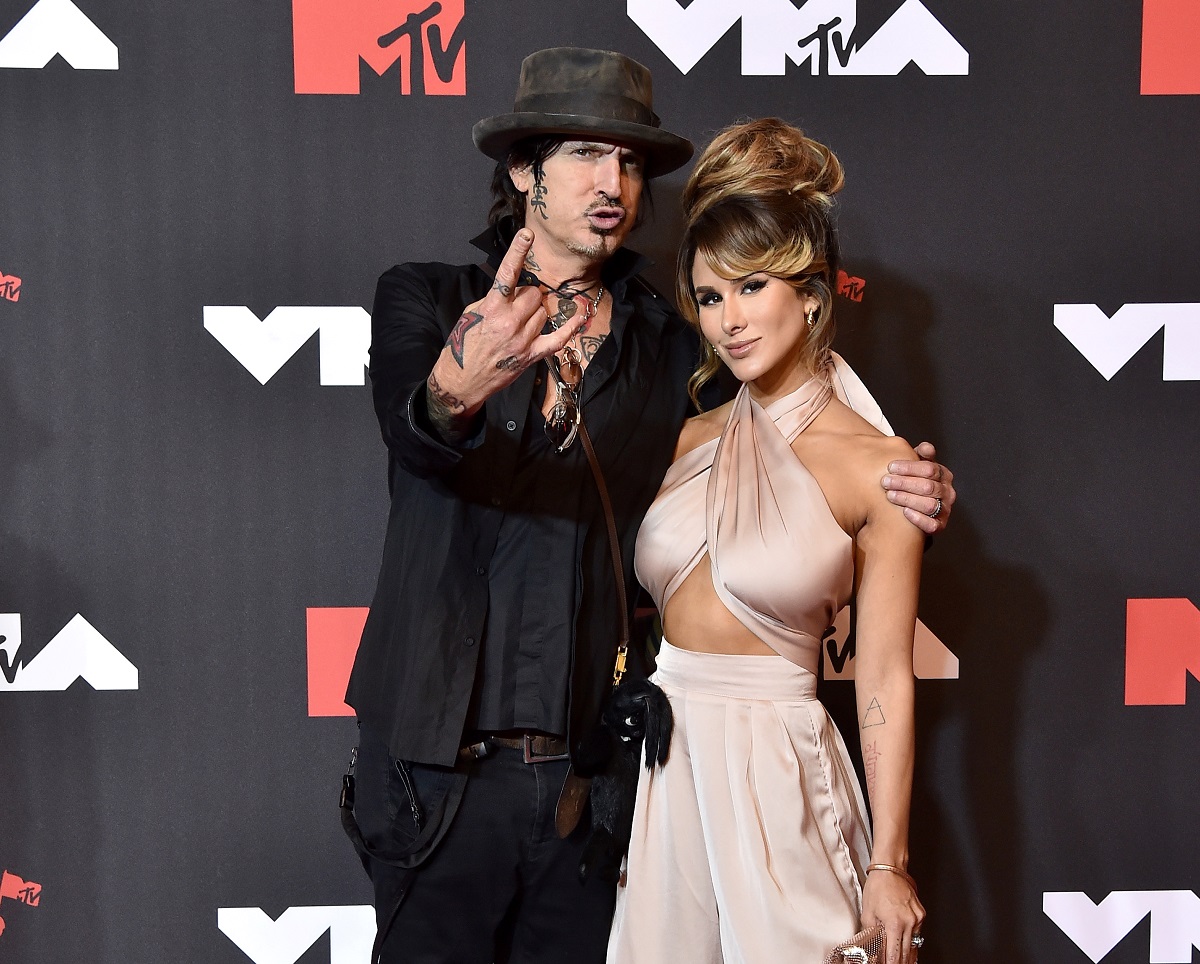 Tommy Lee posant sur le tapis rouge avec sa femme Brittany Furlan avec qui il partage un manoir Calabasas