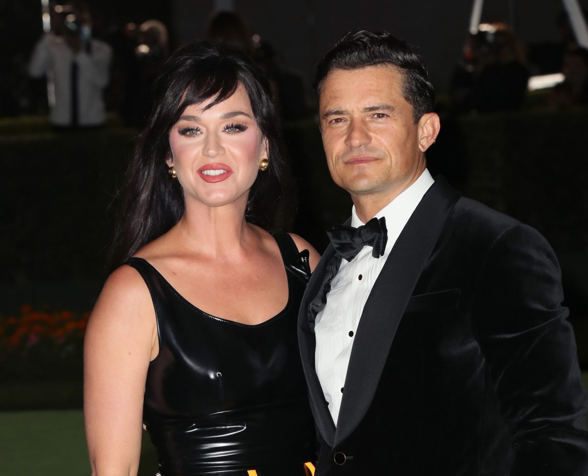 Katy Perry et Orlando Bloom posent ensemble pour une photo devant le gala d'ouverture de l'Academy Museum of Motion Pictures