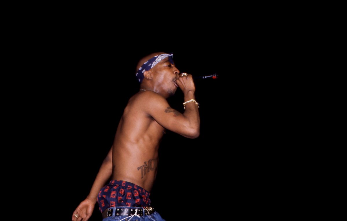 Tupac se produit sur scène
