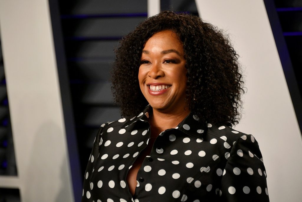 Shonda Rhimes souriant sur le tapis à la soirée des Oscars de Vanity Fair 