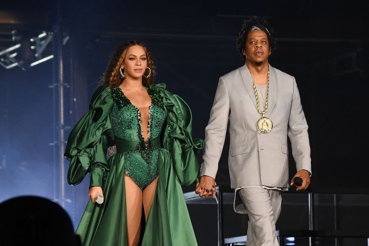 Beyoncé et Jay-Z se tiennent la main sur scène.