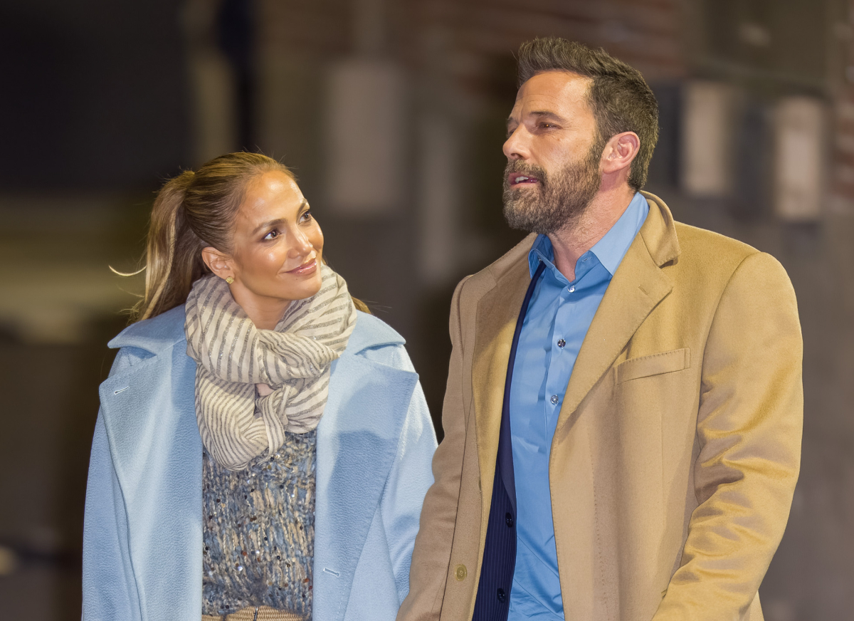 Jennifer Lopez et Ben Affleck habillés avec désinvolture sont vus au "Jimmy Kimmel Live" le 15 décembre 2021 à Los Angeles, Californie