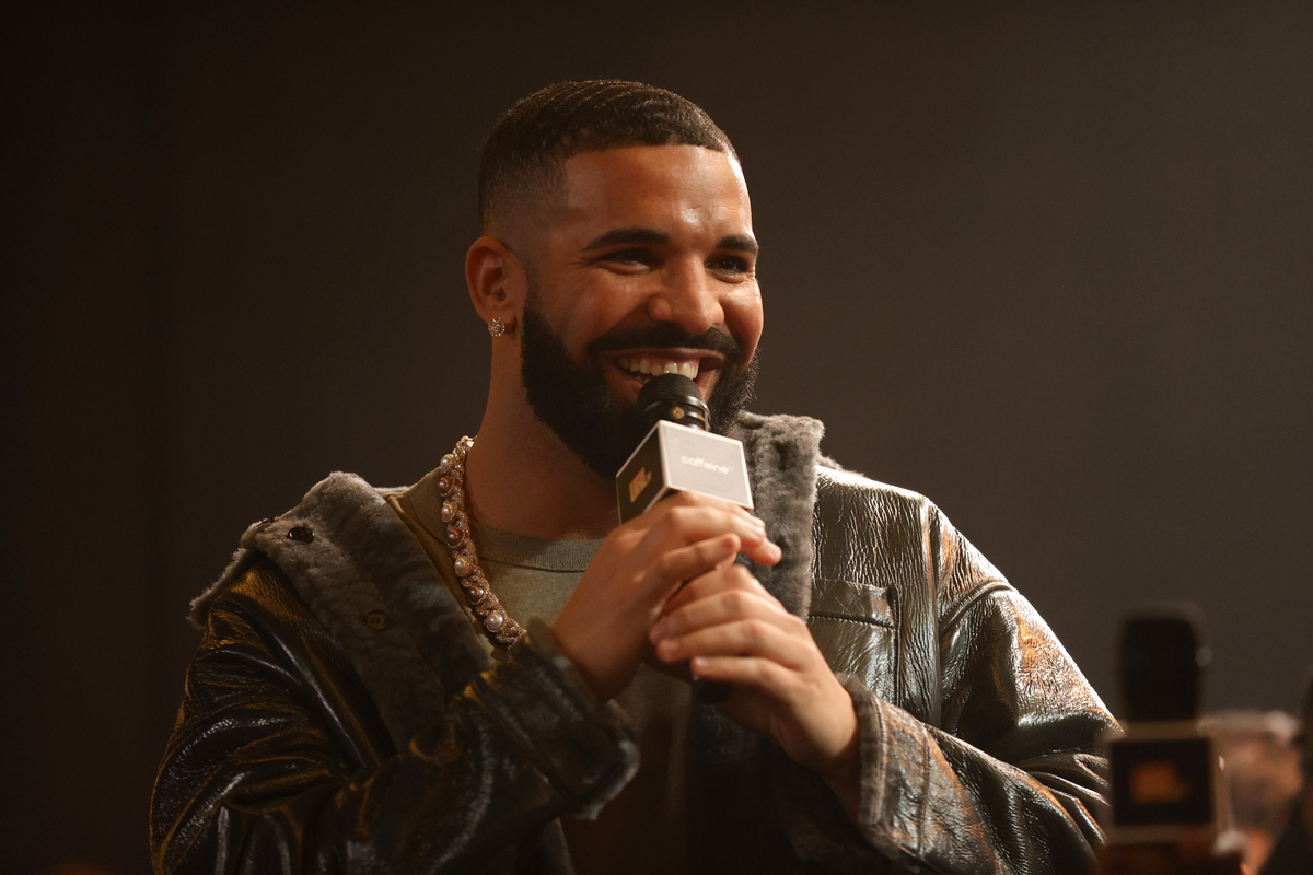Drake prend la parole sur scène lors de l'événement Till Death Do Us Part de Drake à Long Beach, en Californie.